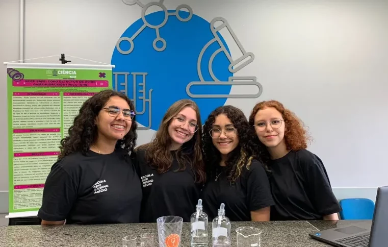 Estudantes desenvolvem copo que muda de cor ao entrar em contato com droga