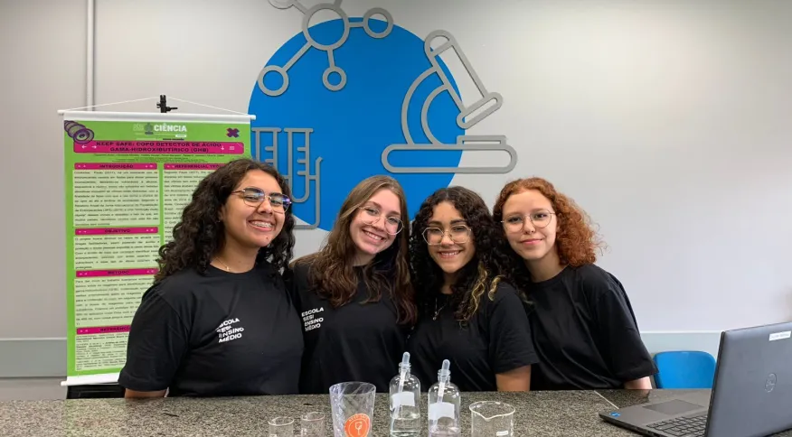 Estudantes desenvolvem copo que muda de cor ao entrar em contato com droga