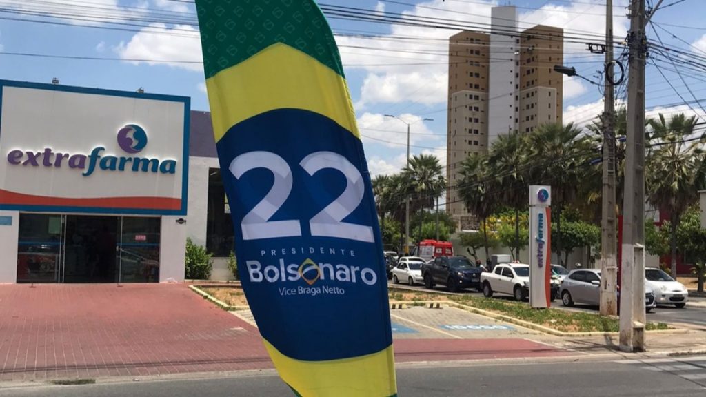 Vândalos estão destruindo e furtando “fly banners” de Bolsonaro