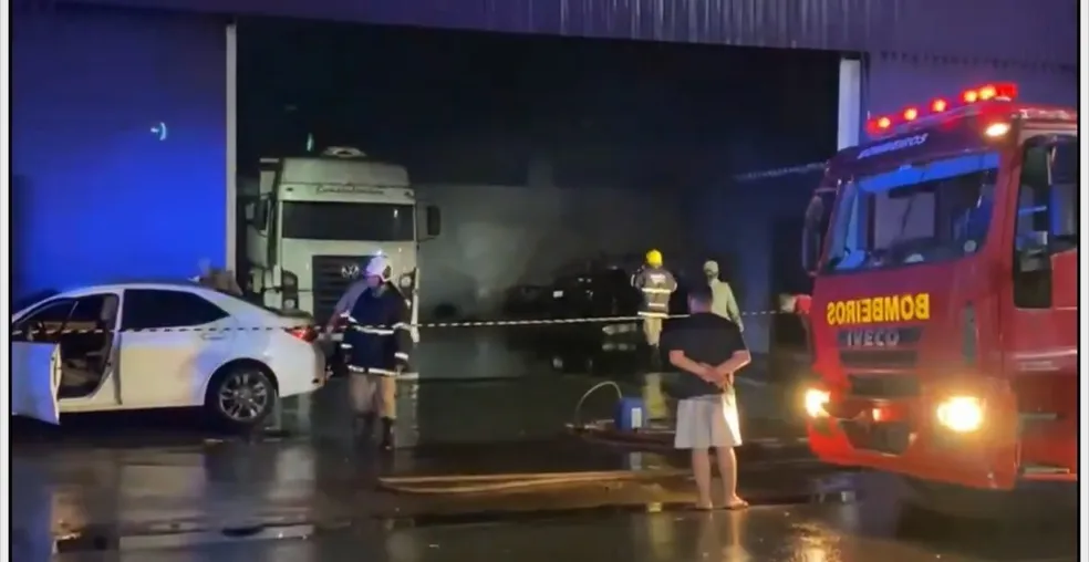 Incêndio em galpão destrói veículos em Cuiabá