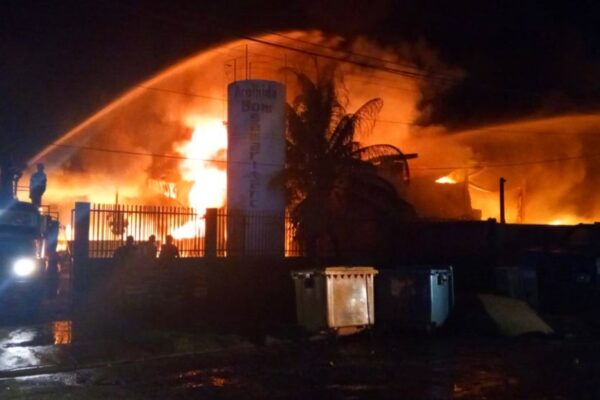 Incêndio de grandes proporções destrói empresa de reciclagem