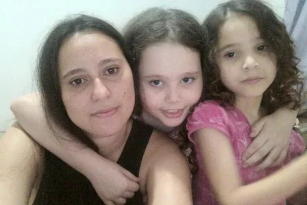 Mãe que matou filhas é transferida para hospital psiquiátrico em Goiás