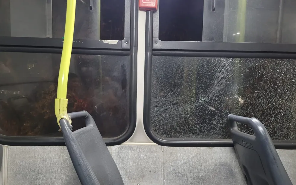 Passageiro atira em janela de ônibus após motorista não parar no ponto