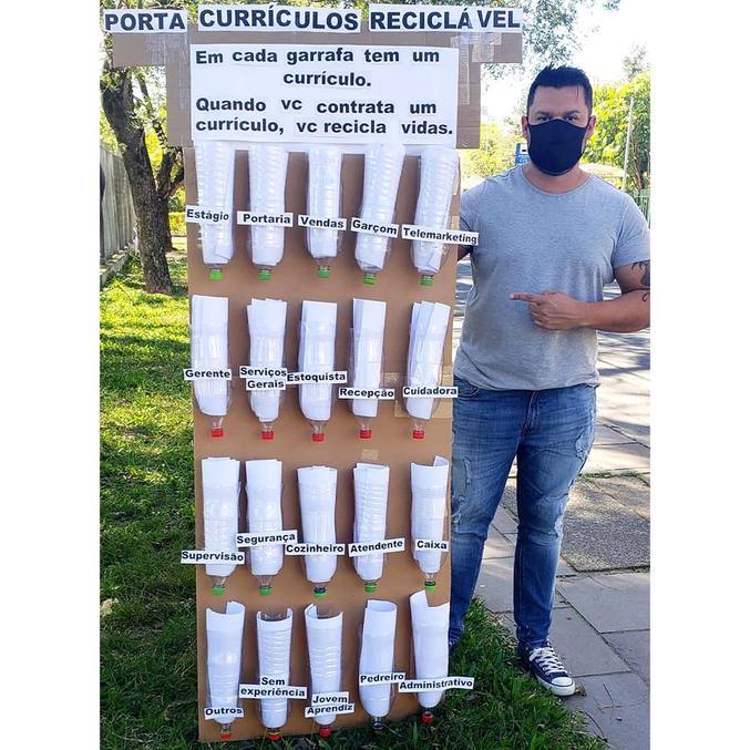 Influenciador cria ‘Porta Currículo Reciclável’ e ajuda pessoas desempregadas
