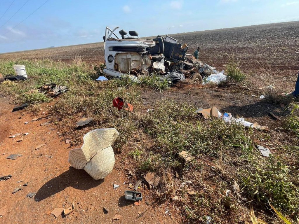 Kombi é atingida por carreta; se parte ao meio e mata 4 trabalhadores