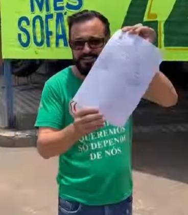 Empresário que ofereceu “22%” de desconto em loja de estofados é notificado a retirar faixa