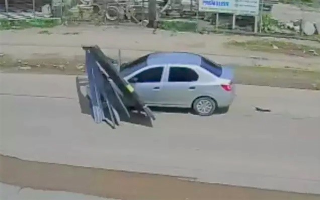 Homem foge de motel sem pagar a conta e arranca portão com carro