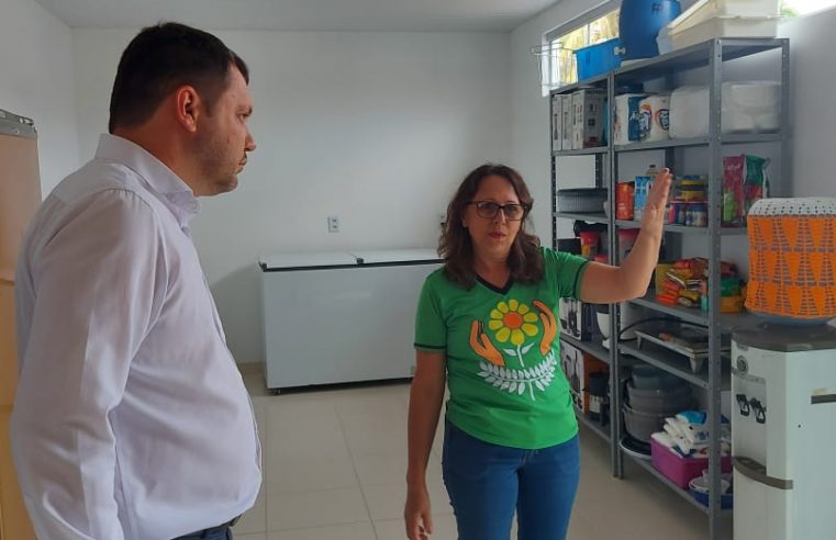 Presidente da Câmara Municipal Valcimar Fuzinato visita a reforma da cozinha da APAE