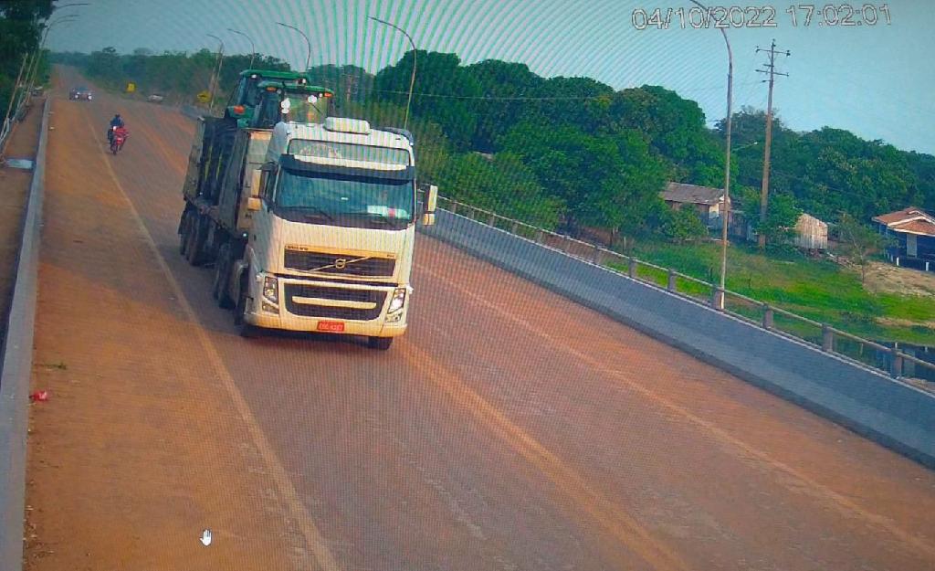 Carreta e tratores roubados em rodovia são recuperados na divisa de MT com a Bolívia
