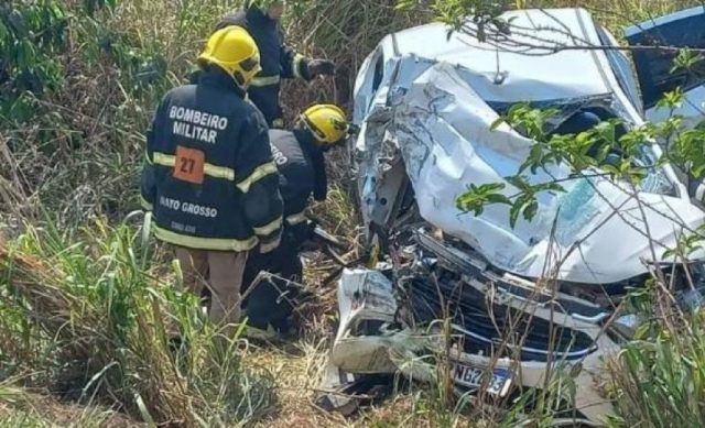 Duas pessoas morrem após carro bater na traseira de carreta em MT