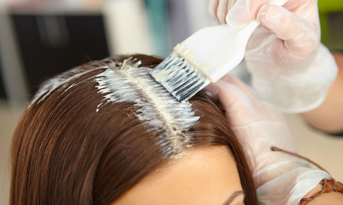Produtos químicos para alisar cabelo são ligados a maior risco de câncer uterino
