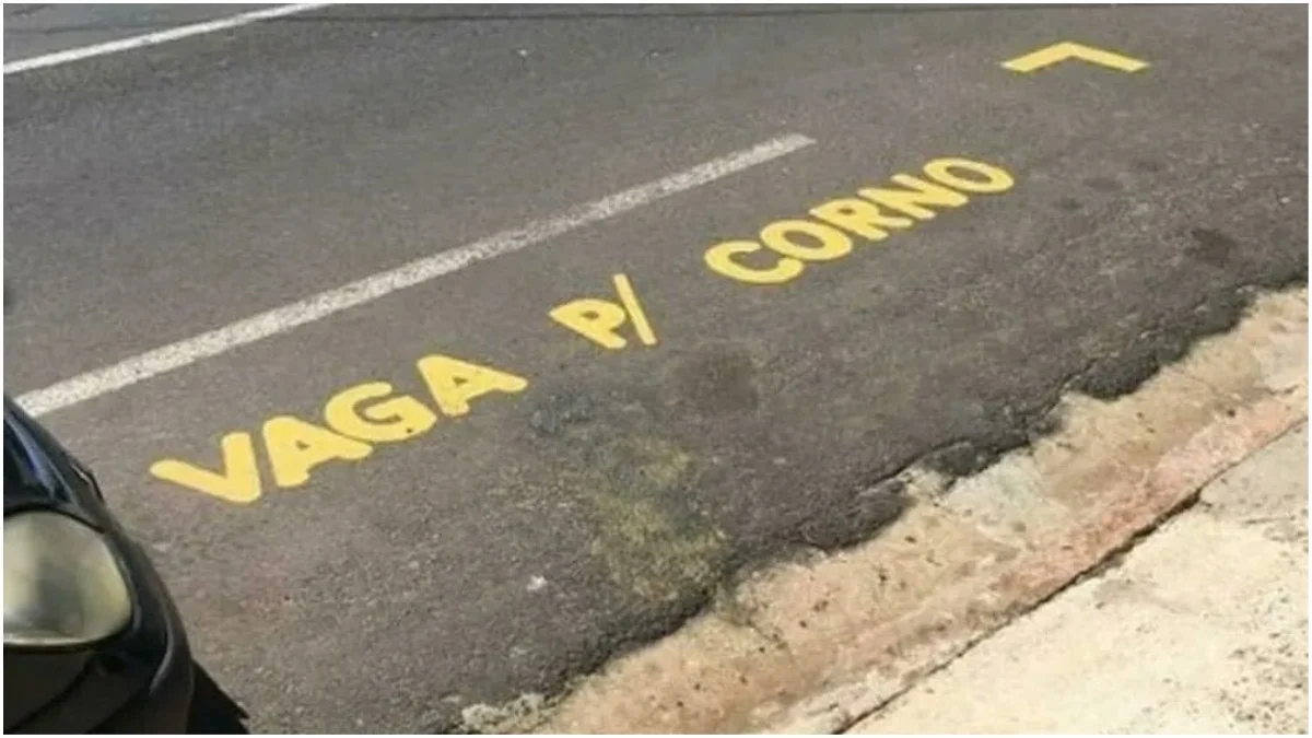 Morador é notificado após pintar aviso de ‘vaga para corno’ na frente de casa
