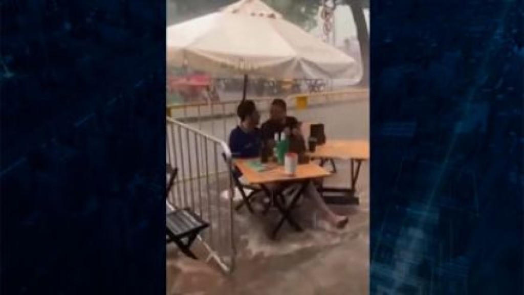 Na rua, na chuva ou na enxurrada: amigos não arredam pé de bar
