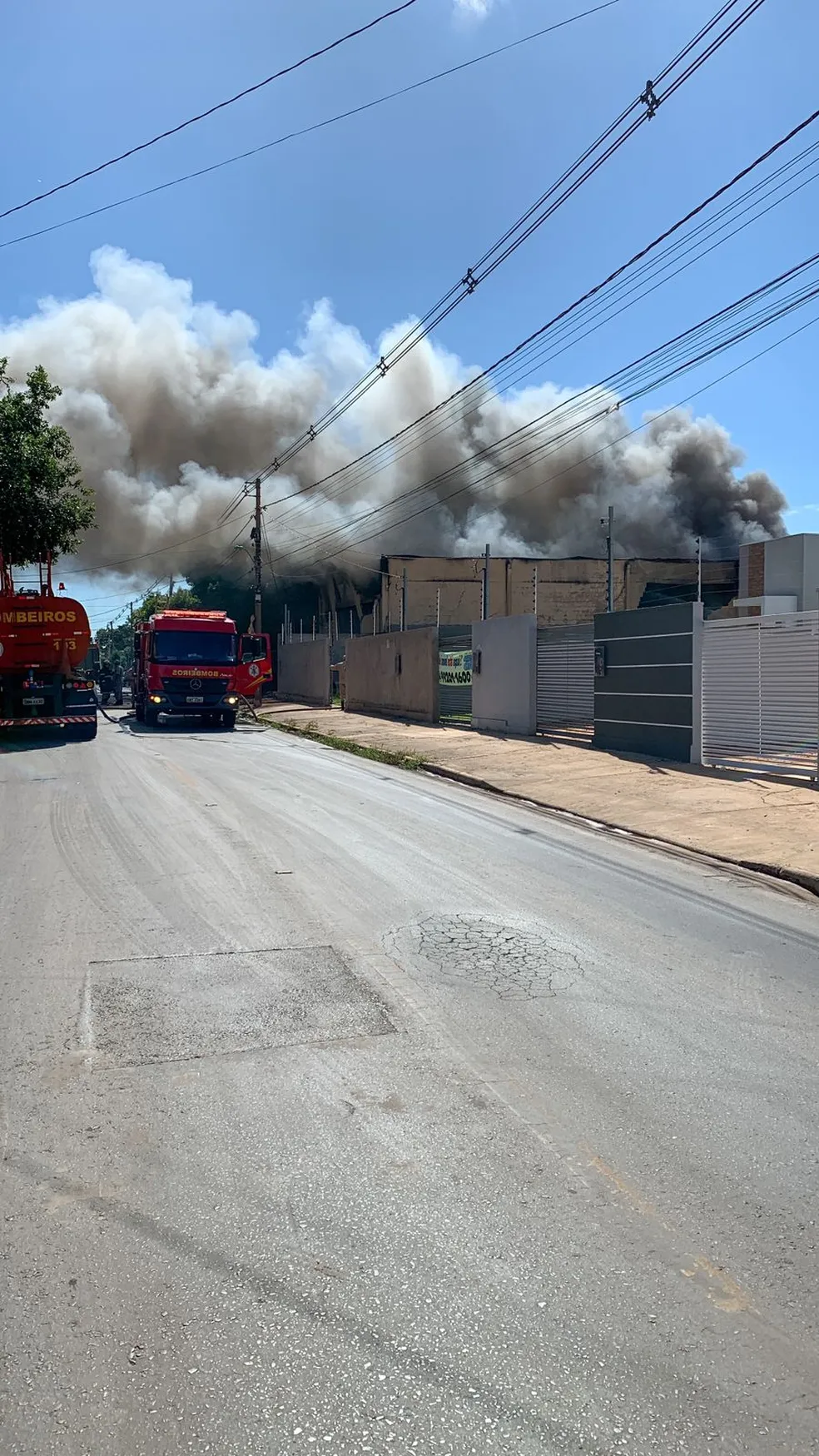 Depósito de materiais para ar-condicionado pega fogo em Cuiabá