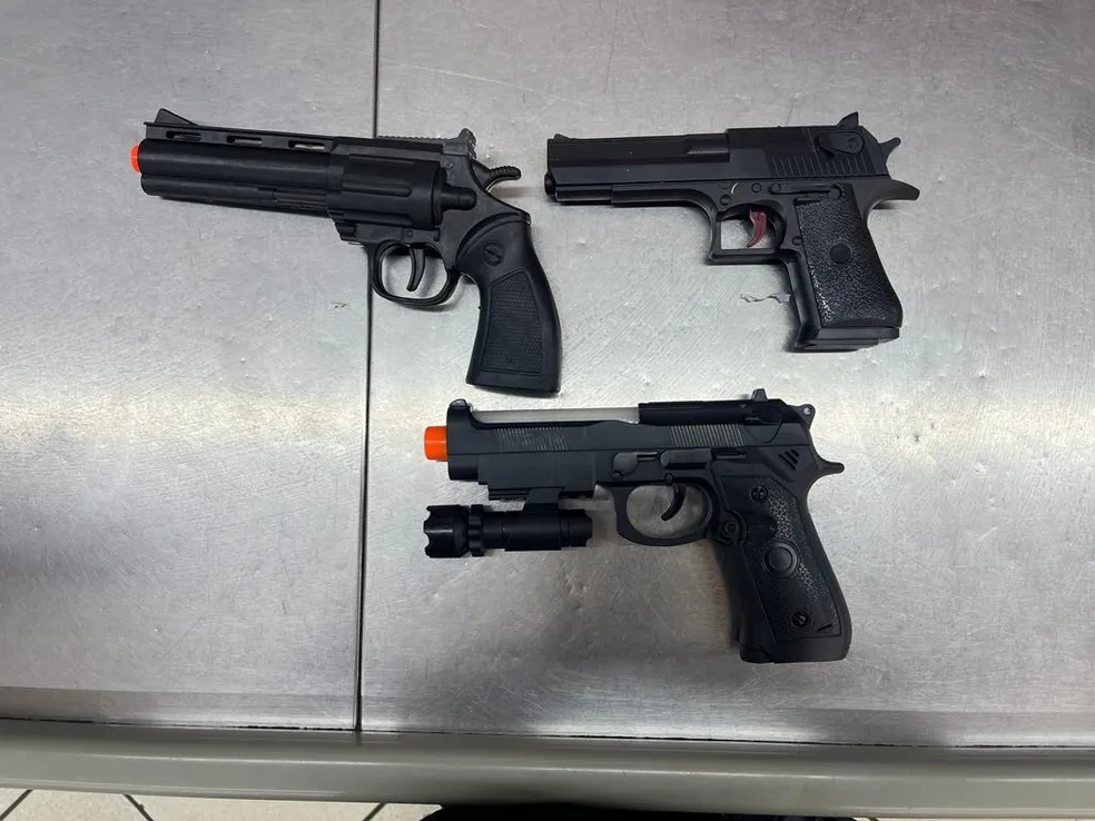 Polícia apreende 46 armas de brinquedo em loja no centro de Cuiabá