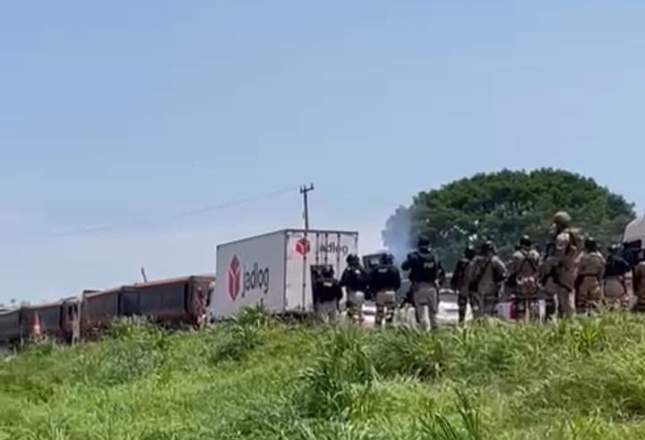 PRF lança gás lacrimogêneo e tiro de borracha para dispersar manifestantes em Guarantã do Norte