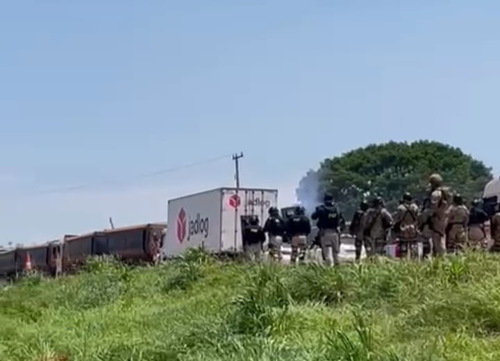 PRF lança gás lacrimogêneo e tiro de borracha para dispersar manifestantes em Guarantã do Norte