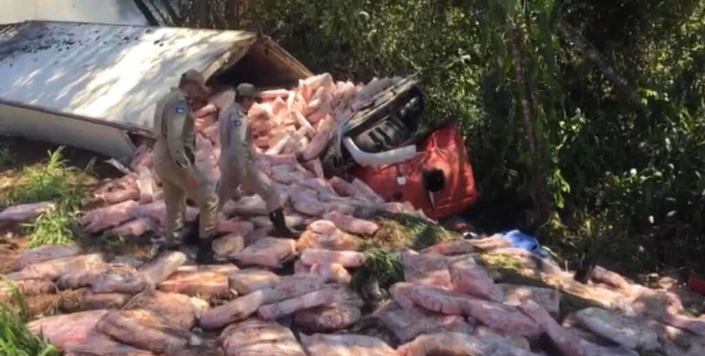 Motorista é socorrido após carreta tombar e pegar fogo na BR-163 entre Sinop e Sorriso