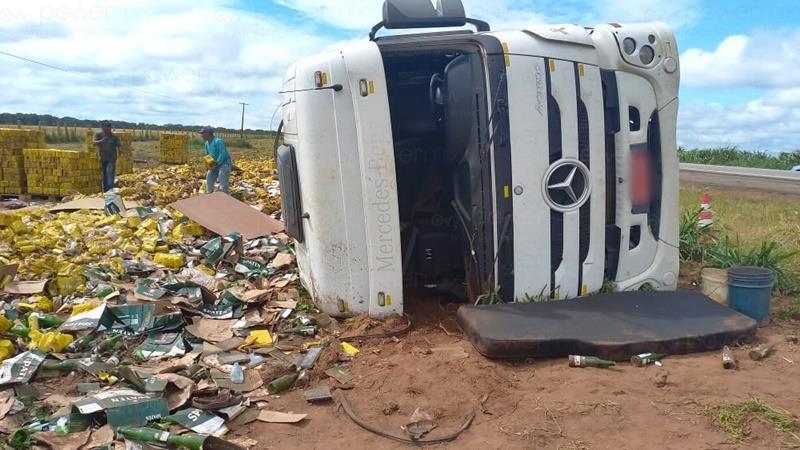 Carreta carregada com cerveja tomba na BR-163; motorista foi socorrido