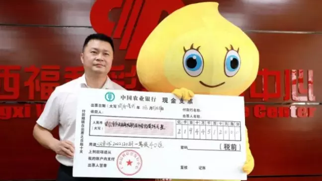 Ganhador de loteria recebe prêmio fantasiado para não ser reconhecido por família