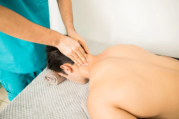 Homem tem pescoço quebrado durante massagem em spa