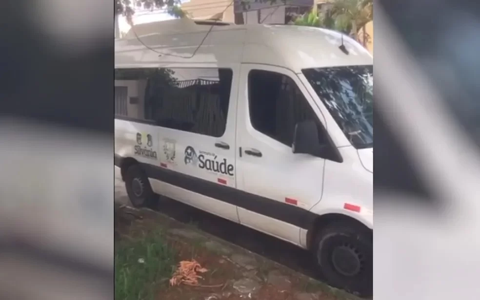 Motorista e paciente são flagrados fazendo sexo em van de saúde em GO