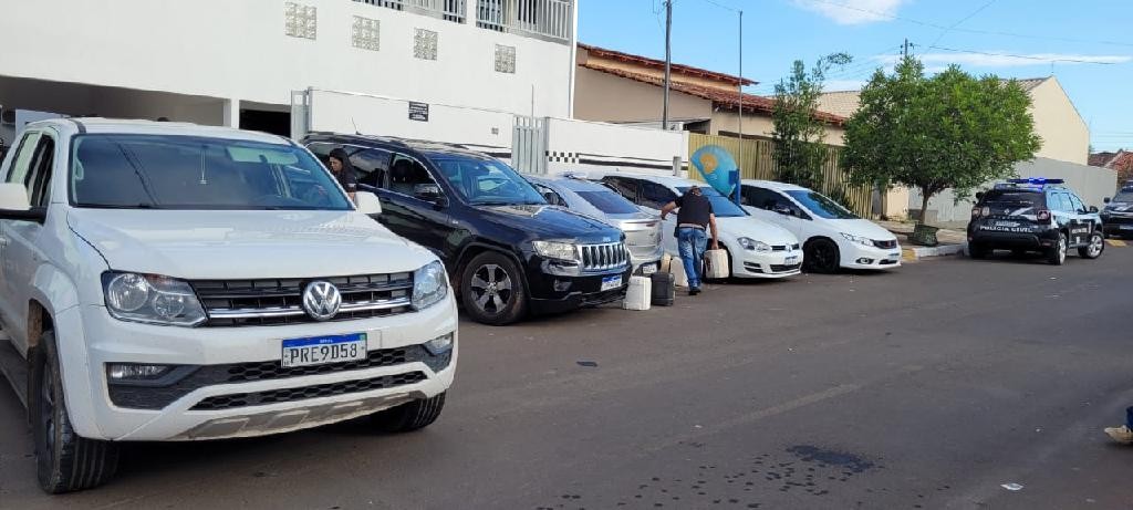 Polícia Civil apreende 15 veículos e R$ 205 mil com integrantes de quadrilha de furto no sul do estado