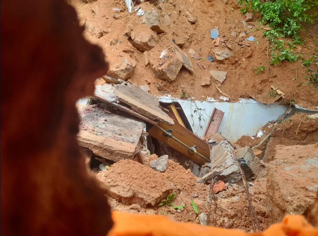 Muro de cemitério desaba e lama arrasta corpos em Minas Gerais