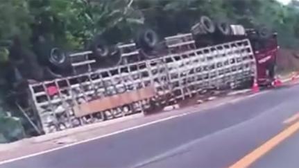 Carreta carregada com botijão de gás tomba na BR-163 e motorista fica ferido