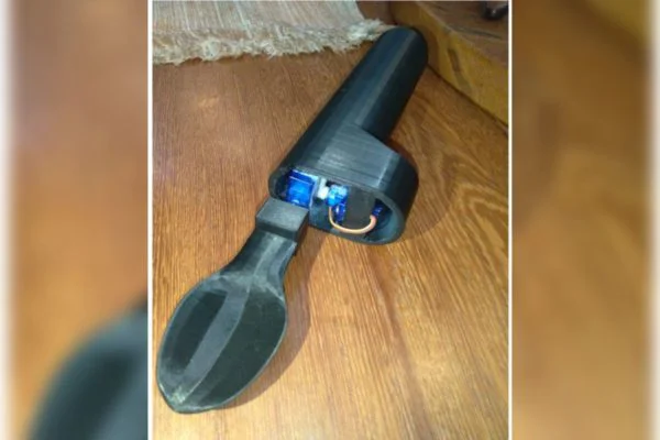 Brasiliense cria talher eletrônico low cost para pessoas com Parkinson