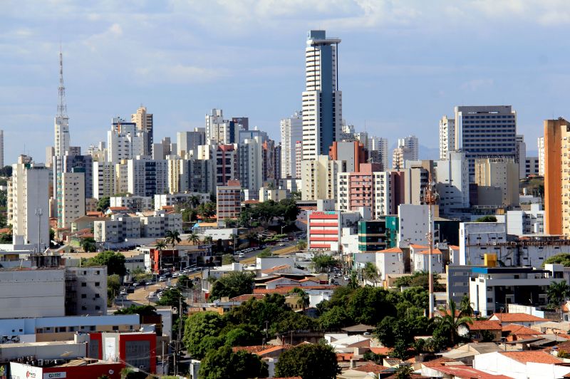 mãe obriga menina a limpar pichação em estação de ônibus