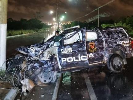 PM perde controle, invade canteiro e bate viatura no poste; policiais ficam feridos