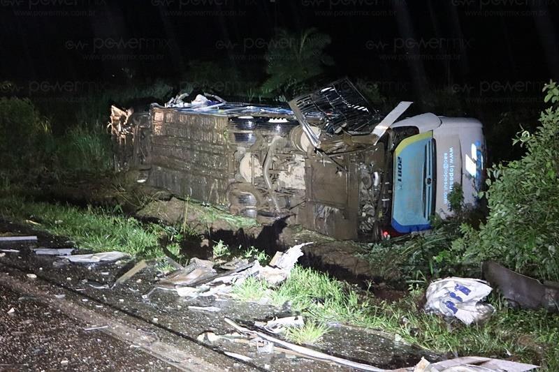 Colisão entre carreta e ônibus deixa BR-163 interditada entre Nova Mutum-Posto Gil; 1 morto e 6 feridos seguia para Guarantã do Norte