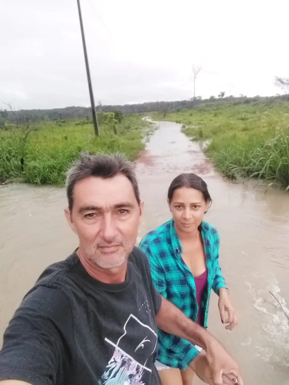 Casal atravessa alagamento para ‘tomar cachaça’ após dias isolado por causa de chuvas fortes em MT