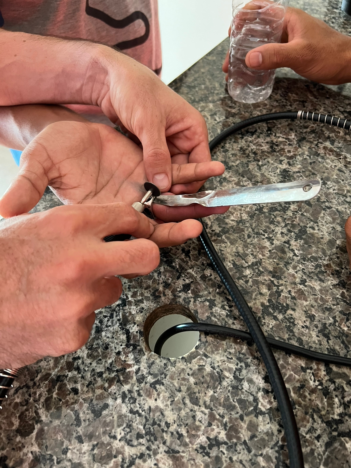 Jovem procura Bombeiros para retirar anel que havia ficado preso em seu dedo em Guarantã do Norte