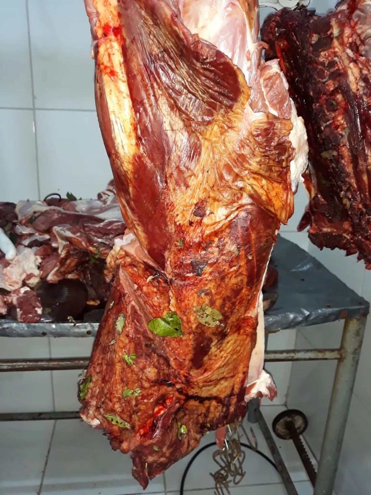 Fiscalização apreende quase 250kg de carnes podres em açougue de Cuiabá