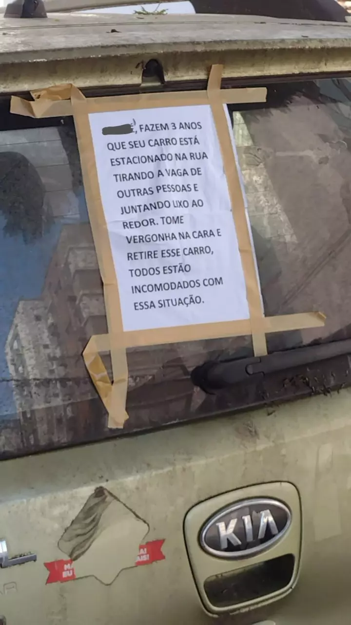 ‘Tome vergonha’: bilhete ‘cheio de amor’ é colado em carro abandonado por vizinho em Criciúma