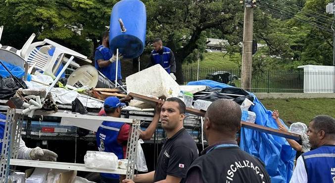 Prefeitura desmonta acampamento de apoiadores de Bolsonaro em frente ao Exército em BH