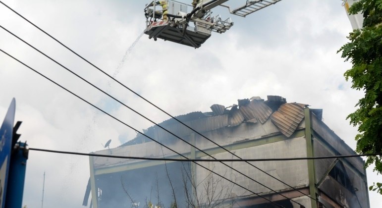 Parte de estrutura desaba durante incêndio em shopping na Baixada Fluminense
