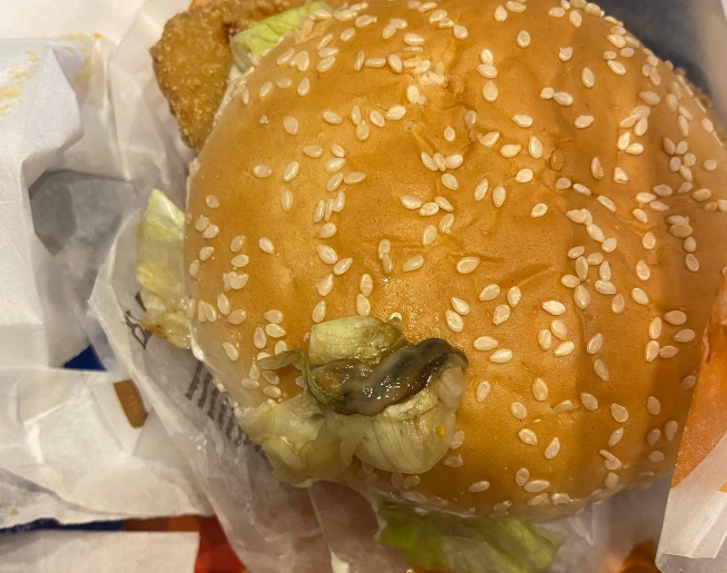 Cliente encontra lesma em salada do Burger King em BH: ‘Não volto mais’