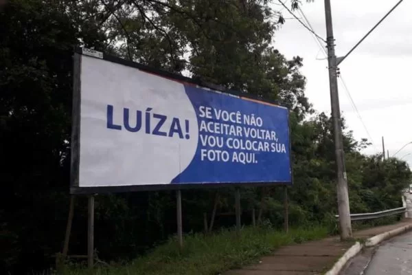 Outdoor pede volta da amada com chantagem: “Vou colocar sua foto aqui”