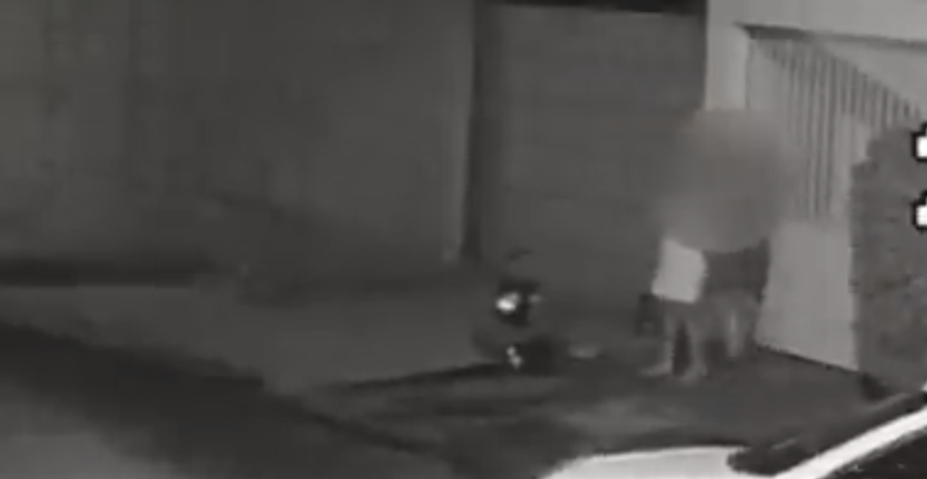 Homem é chutado por morador ao pedir comida em Cuiabá