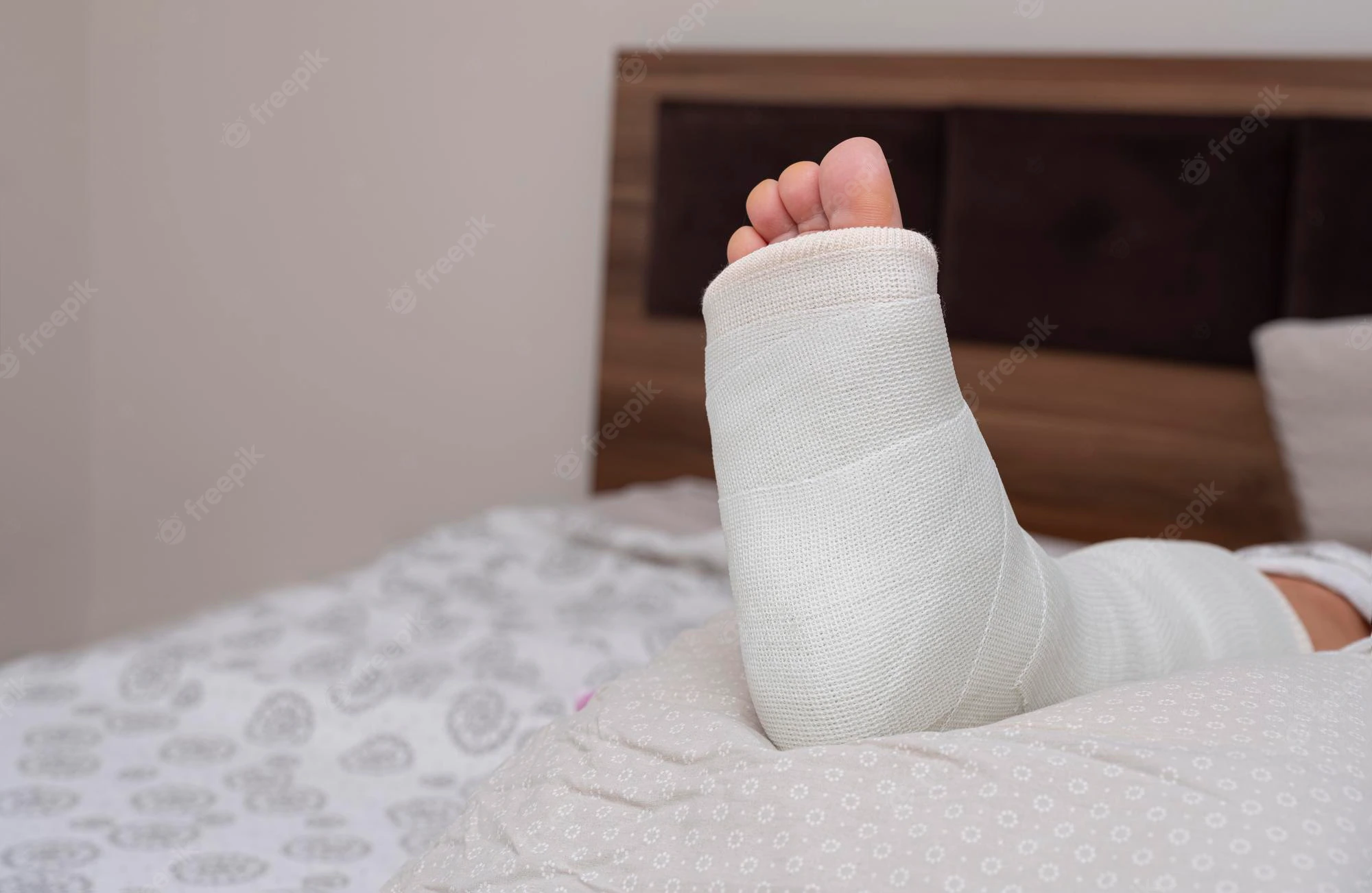 Marido flagra esposa com outro e amante quebra os pés ao tentar fugir pela janela