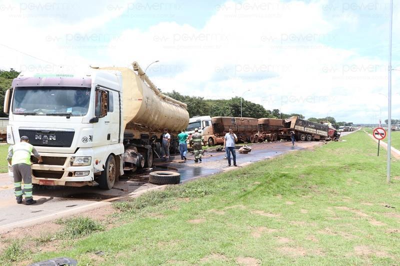Três veículos de carga e um carro de passeio se envolvem em acidente na BR-163 em Nova Mutum