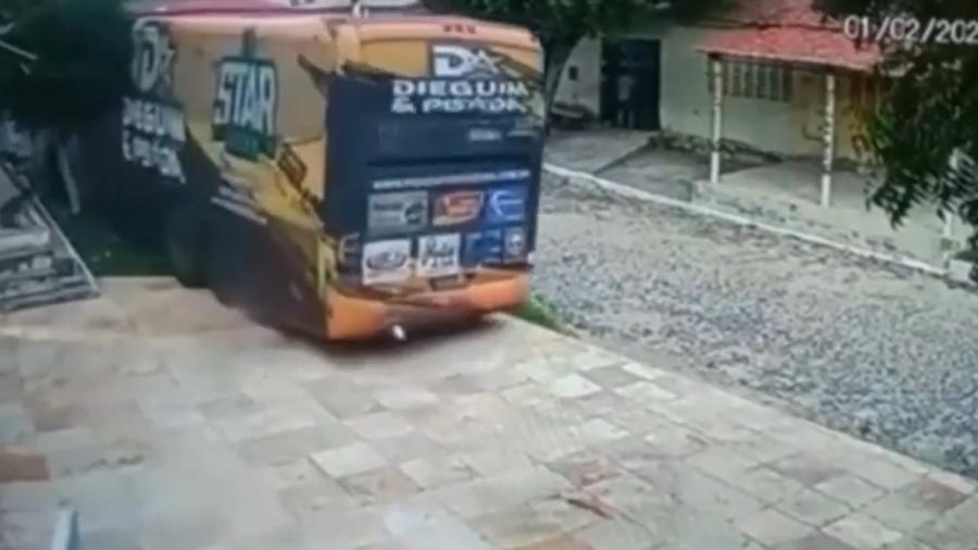Alunos pulam de ônibus em movimento para escapar de acidente no CE
