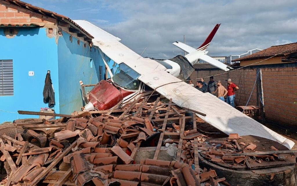 Avião cai e atinge casa em município próximo à divisa com Mato Grosso