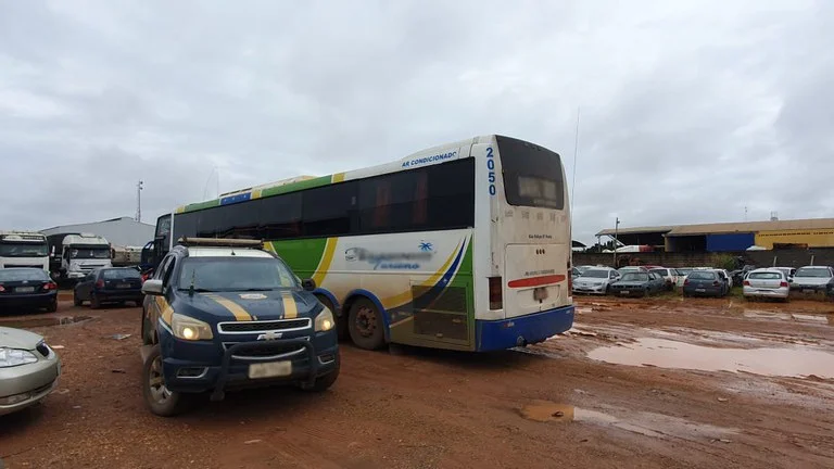 PRF retira ônibus clandestino de circulação em Sorriso