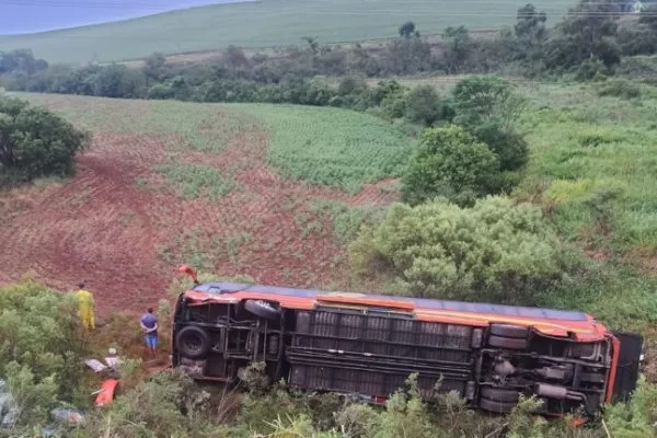 Ônibus de excursão tomba e 35 pessoas ficam feridas em rodovia do RS