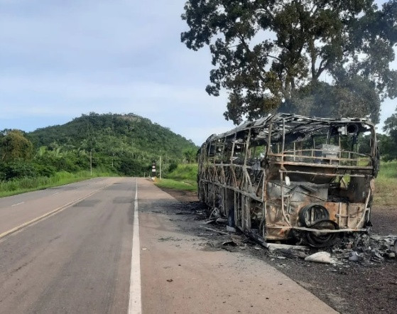 Ônibus com 40 passageiros fica destruído pelo fogo em rodovia estadual de MT