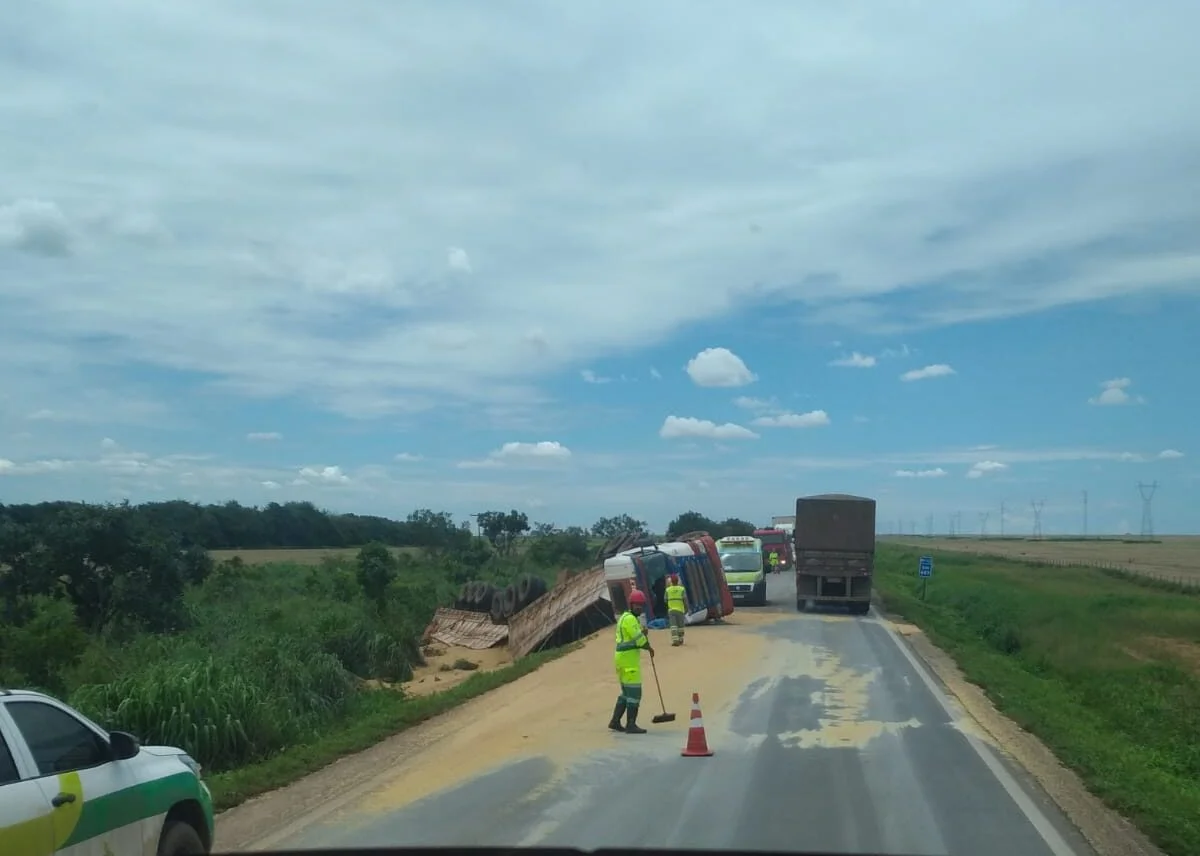 BR-163: veículo de carga tomba em Nova Mutum e tráfego fica em “Pare e Siga”